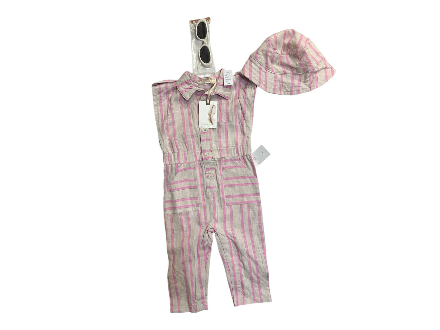 Jumpsuit + lentes + gorrito