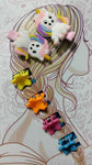 Broches de colores con mariposas o unicornios